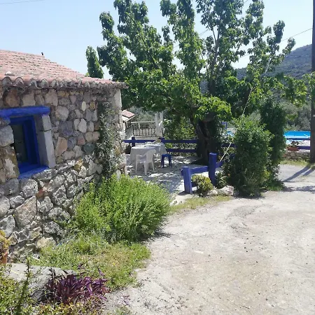 Дом отдыха Small Hause With Swimming Pool