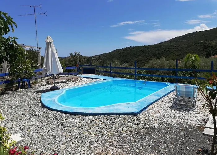 Small Hause With Swimming Pool Leonídion