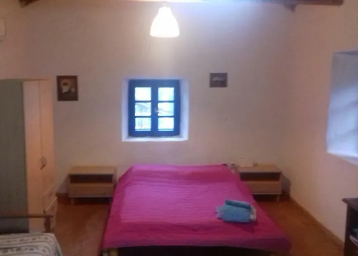 Small Hause With Swimming Pool Leonídion